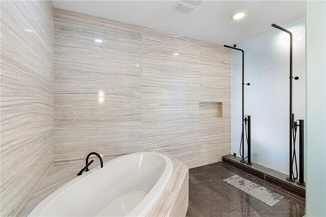 Building Photo - 2200 N Ocean Blvd