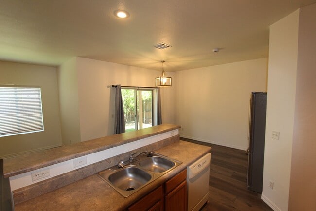 Building Photo - 3BR/2.5BA Townhome in Bellemont | Fenced Yard + 2-Car Garage