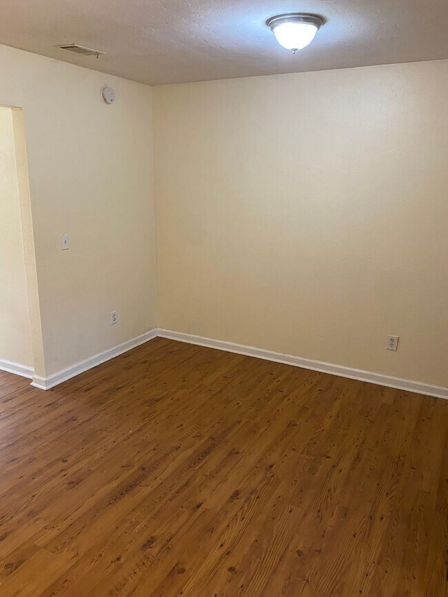 Building Photo - Gorgeous 3 Bedroom 2 Bathroom Single-Family! Freshly Remodeled!