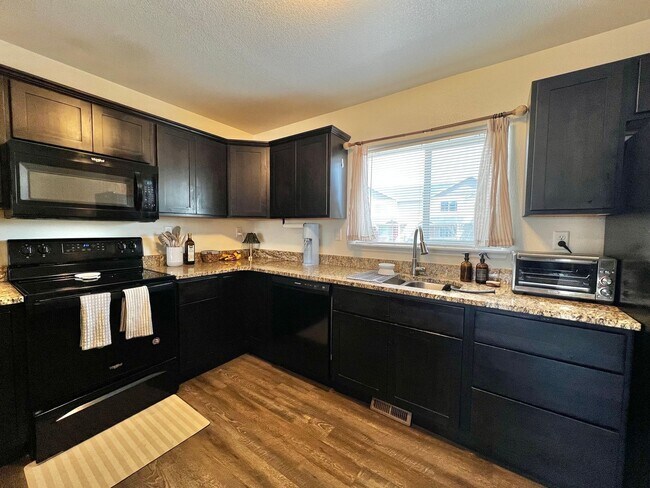 Building Photo - 2 Bedroom 2.5 bathroom Townhouse in Greeley