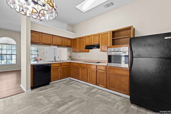 Building Photo - Nicely Updated 3-Bedroom in Northwest Cros...