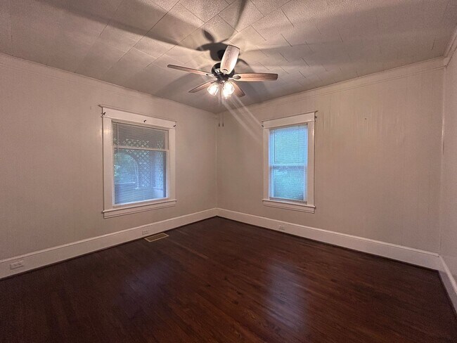 Building Photo - Spacious 3 BR home, Minutes to Medical Cen...