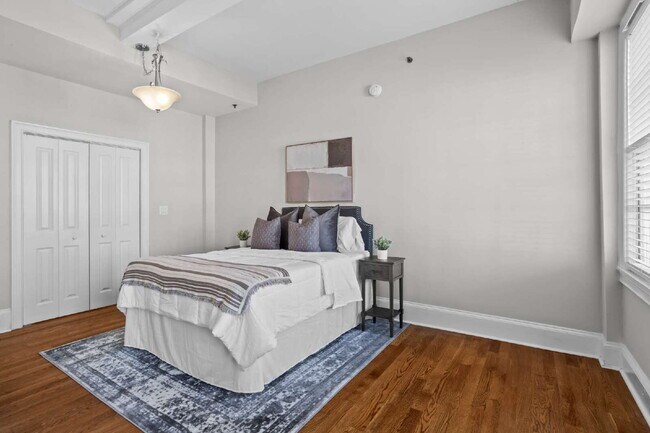 Building Photo - "Modern Comfort Awaits: Spacious 2-Bed, 2-Bath Condo with Elegance in the Heart of Atlanta"