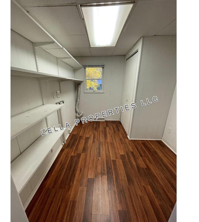 Building Photo - 407 E Burgess St