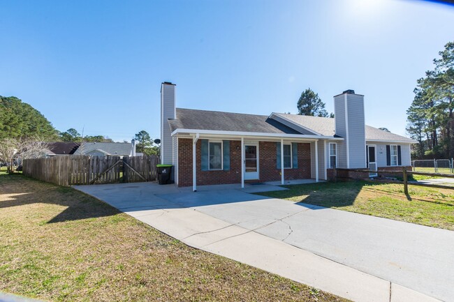 Building Photo - Cute Duplex in the Hunter's Creek Subdivis...