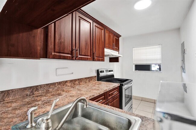 Building Photo - 9440 Poinciana Pl