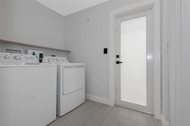 Building Photo - 6653 SW 140th Ave