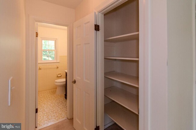 Building Photo - 428 Ingleside Dr