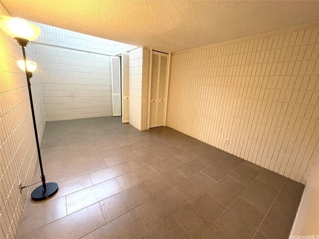 Building Photo - Spacious 3 Bed / 2 Bath – Nuuanu Park Place – Garden-Level Unit