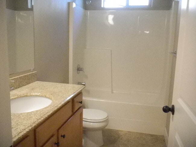 Building Photo - 5 Bedroom Duplex in University Area