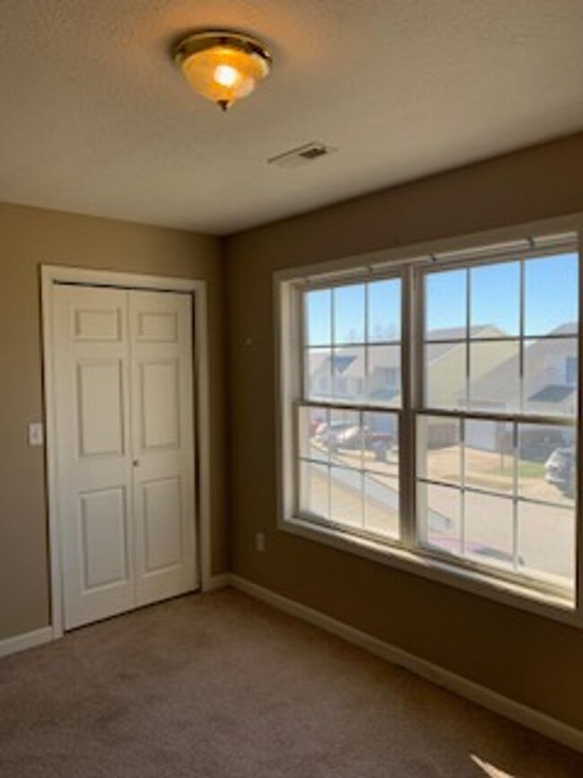 Building Photo - 4 Bedroom 3 Bath Townhouse in Batchelor He...