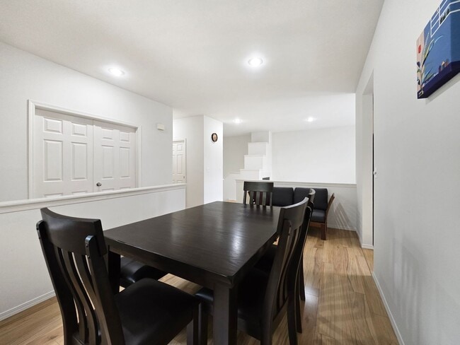 Building Photo - Spacious 3-Bed, 3-Bath Home with Lower Level Bedrooms, Patio, and Garage Near Factoria Mall & Dow...