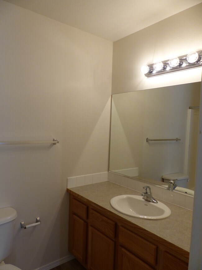 Building Photo - 1214 Forsythia Ave