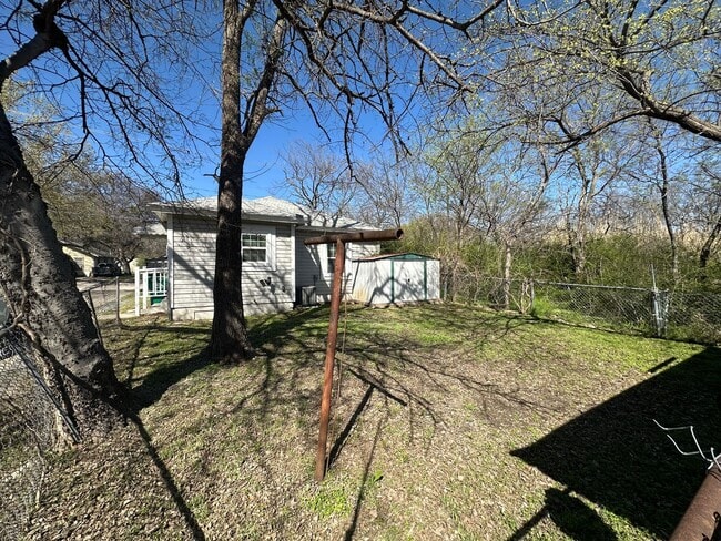 Building Photo - Adorable 2 Bed / 1 Bath Near Downtown Denton!