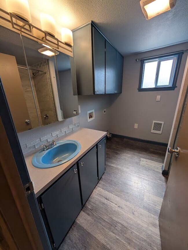 Building Photo - 2 Bedroom 1 Bath Winchester House - Walking Distance to the Lake!