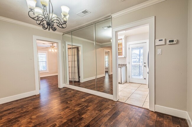 Building Photo - 726 E 26th St