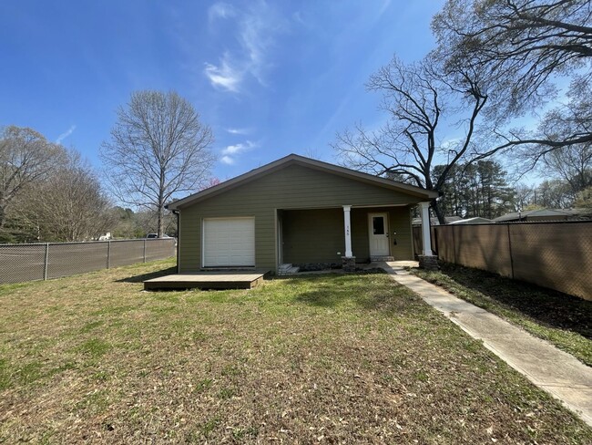 Building Photo - SPACIOUS COTTAGE FOR LEASE - Pre-Leasing August 2026!