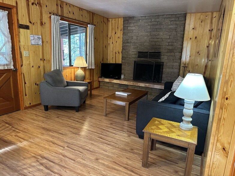 Building Photo - 237 E White Mountain Blvd