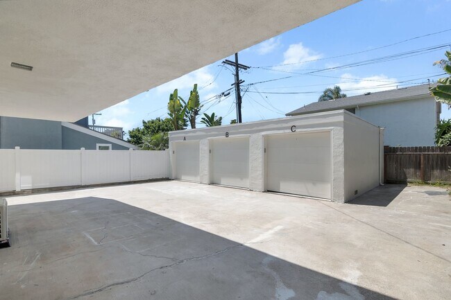 Building Photo - Silver Lantern St. Apts.