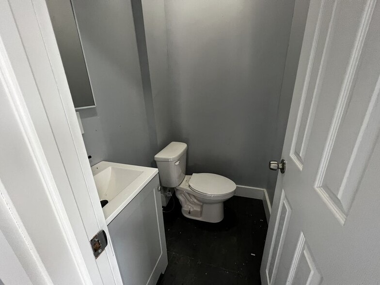 Building Photo - 237-239 South 7th Street, 2R