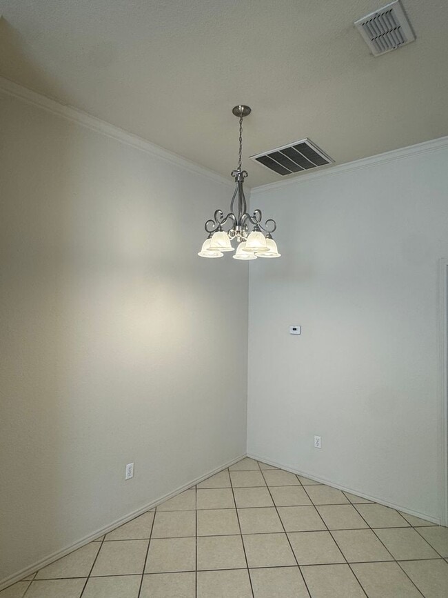 Building Photo - 3/2/2 Duplex / Bathroom Reno / Updated/ Fenced Back Yard - Pets Welcome