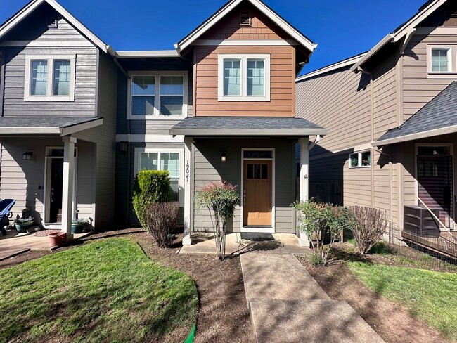 Building Photo - Modern 3 Bed/2.5 Bath with Double Car Garage Townhome in Sandy, OR!