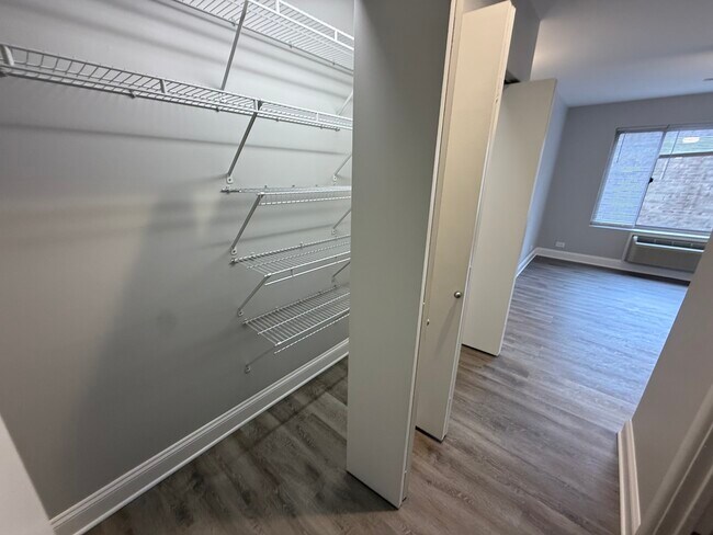 Building Photo - 744 W Gordon Terrace