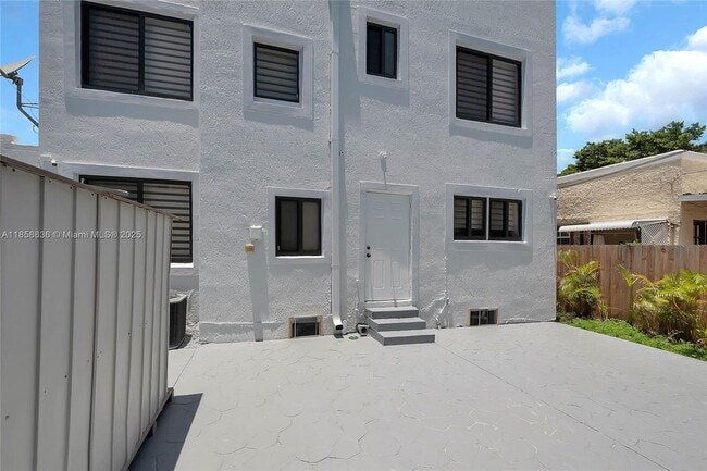 Building Photo - 2336 SW 17th St