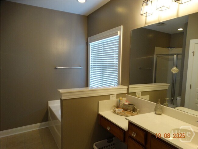 Building Photo - 323 Lakeview Dr