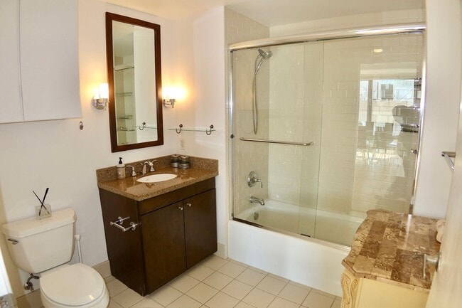 Building Photo - *New* 2 Bed & 2 Bath Condo in Fidi with Parking