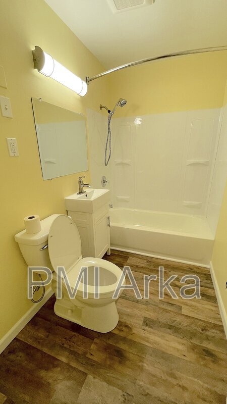 Building Photo - 317 Pelly Ave N