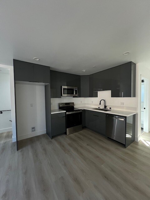 Building Photo - 640 W 45th St