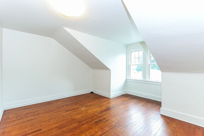 Building Photo - Charming and Spacious House Available Now