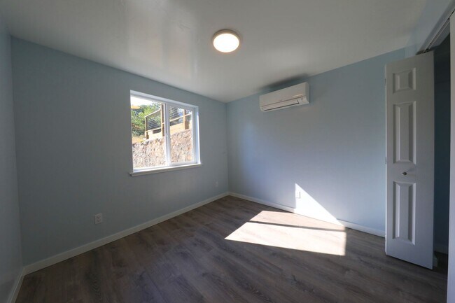 Building Photo - 287/289