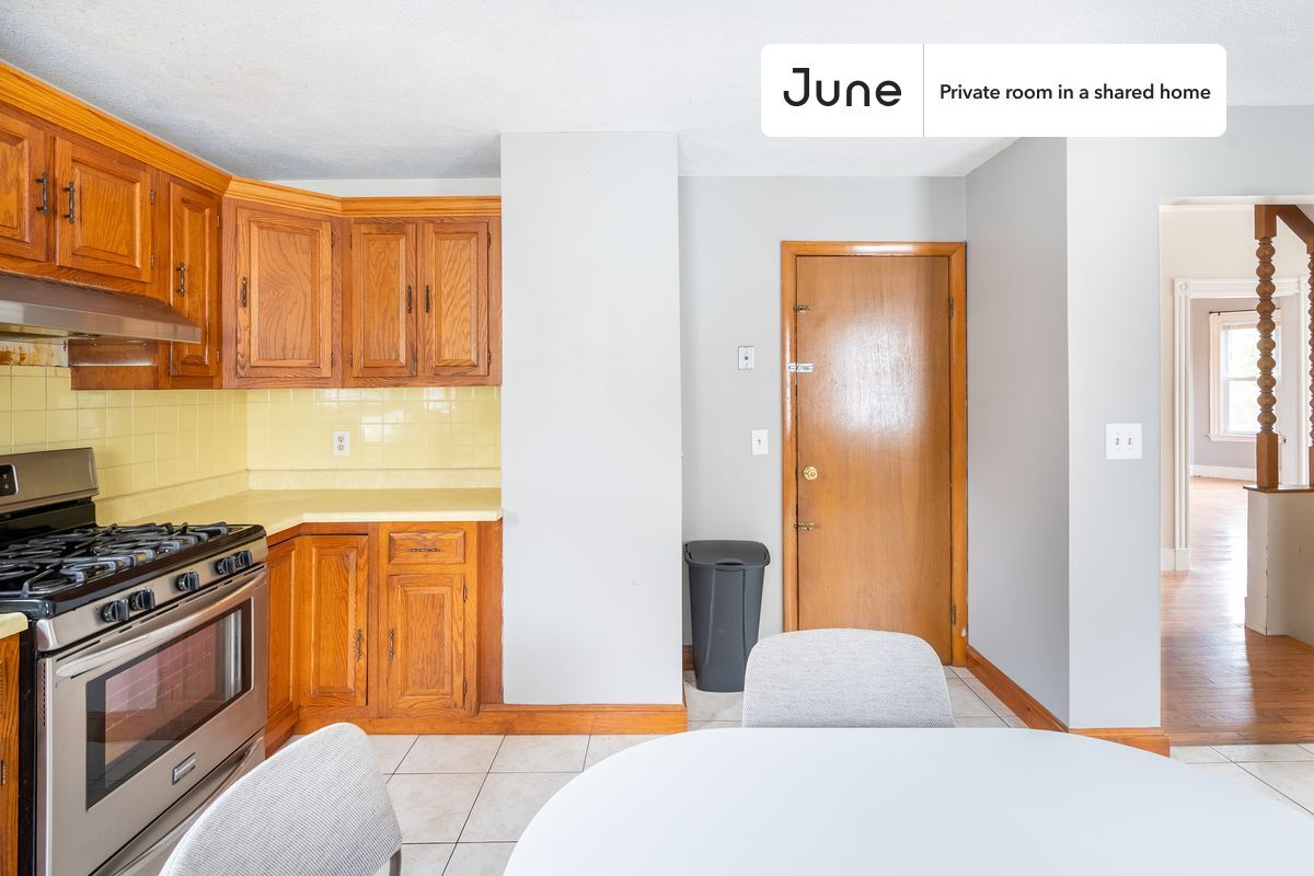 Building Photo - Room in Shared 6 bed/1.5 bath home