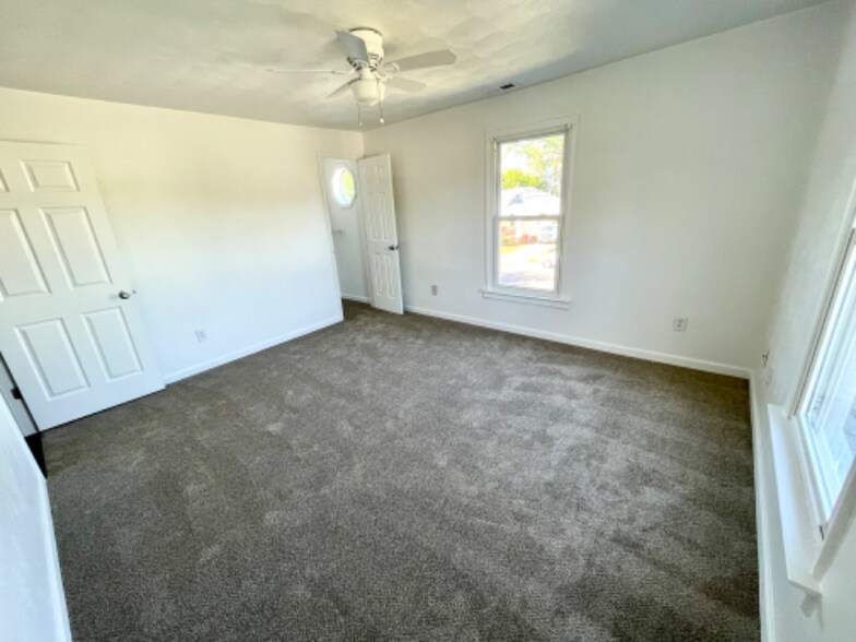 Building Photo - 231 W Balview Ave