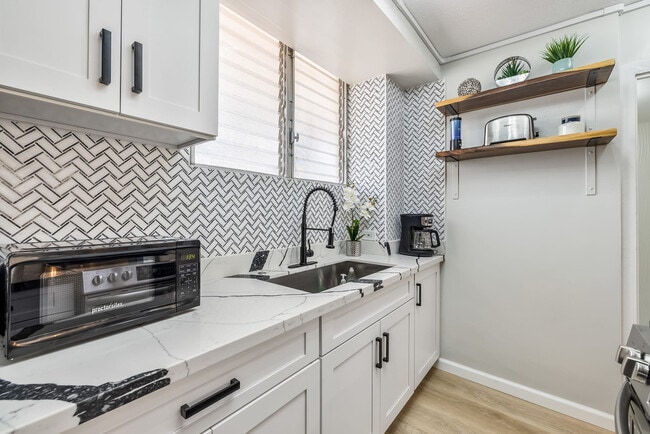 Building Photo - 225 Lili?uokalani Avenue-SI ID1234486P