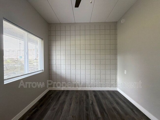 Building Photo - 877 N 26th St