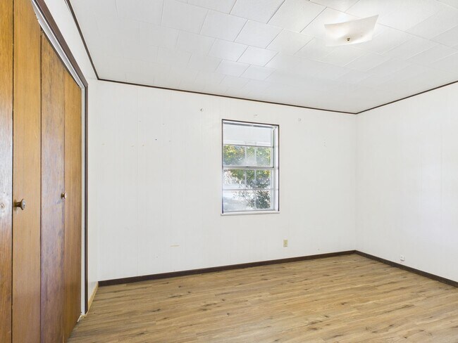 Building Photo - 126 Northwest Dr