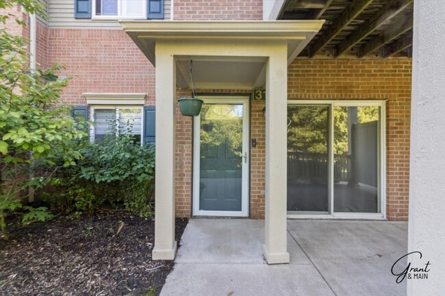 Building Photo - 2 bedroom ranch style condo $1995