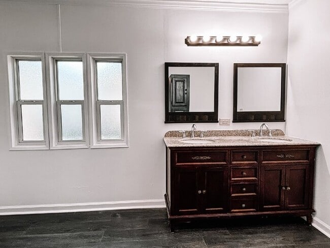 Building Photo - Spacious 4-Bed, 3-Bath Retreat on Greenhill Rd – 2000 Sq Ft of Charleston Charm!