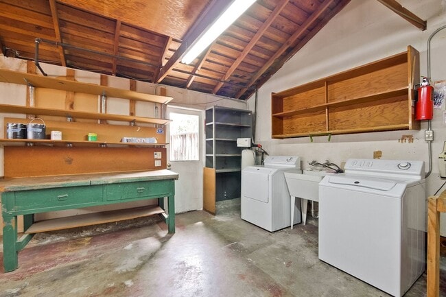 Building Photo - 160 Kit Carson Ct