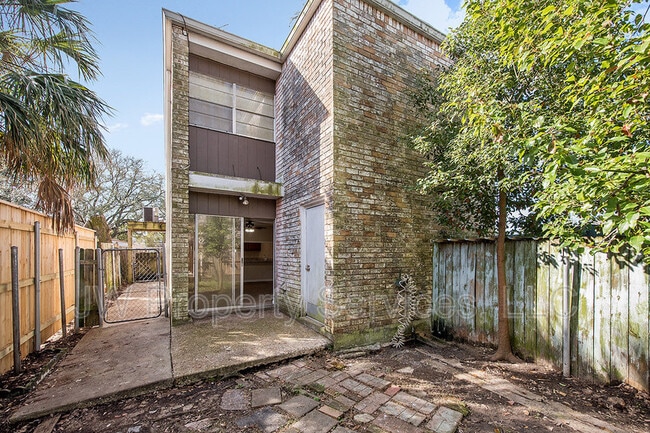 Building Photo - 309 Lilac St