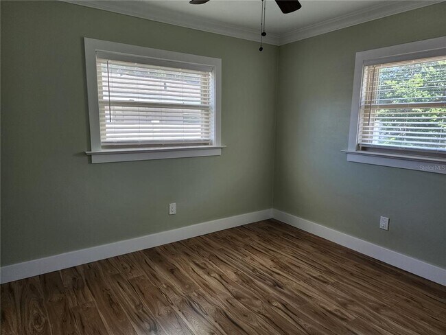 Building Photo - 2347 Eastwood Dr