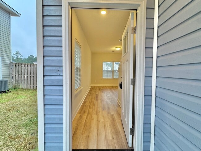 Building Photo - AVAILABLE NOW! (Pet Friendly)