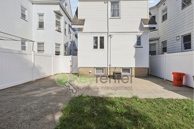 Building Photo - Spacious 4BR Single-Family Home with Garage, Driveway & Fenced Yard in Kearny
