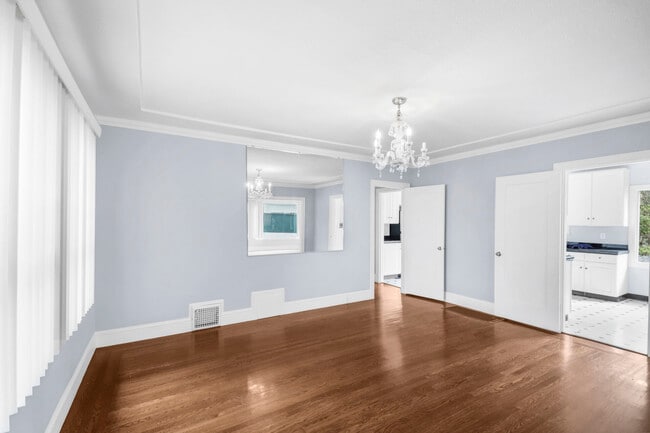 Building Photo - 733 Grosvenor Pl