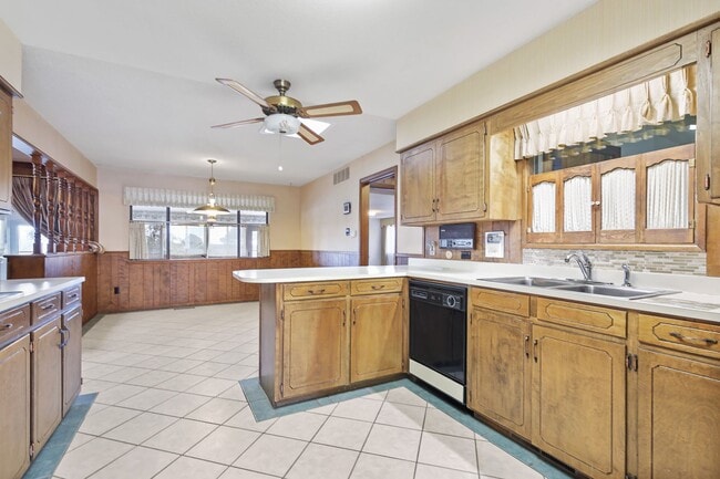 Building Photo - 3 Bedroom 2 Bath Conveniently Located House!