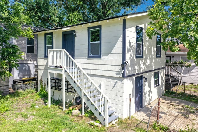 Building Photo - 844 Tyler St