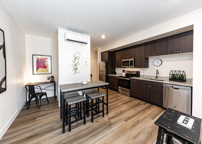 Building Photo - 1 Bed Luxury Apartment near Garden of the Gods